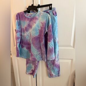 Size large tie-dye long-sleeve top and jogger pants lounge set from Eisbopek.